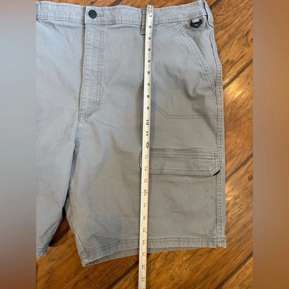 Wrangler Outdoors Gray Khaki Cargo Shorts men’s 42 stretch comfort work active
